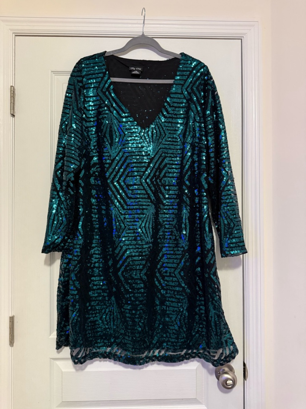 City Chic Emerald Green Sequin Long Sleeve Dress Size 20 - Picture 2 of 5